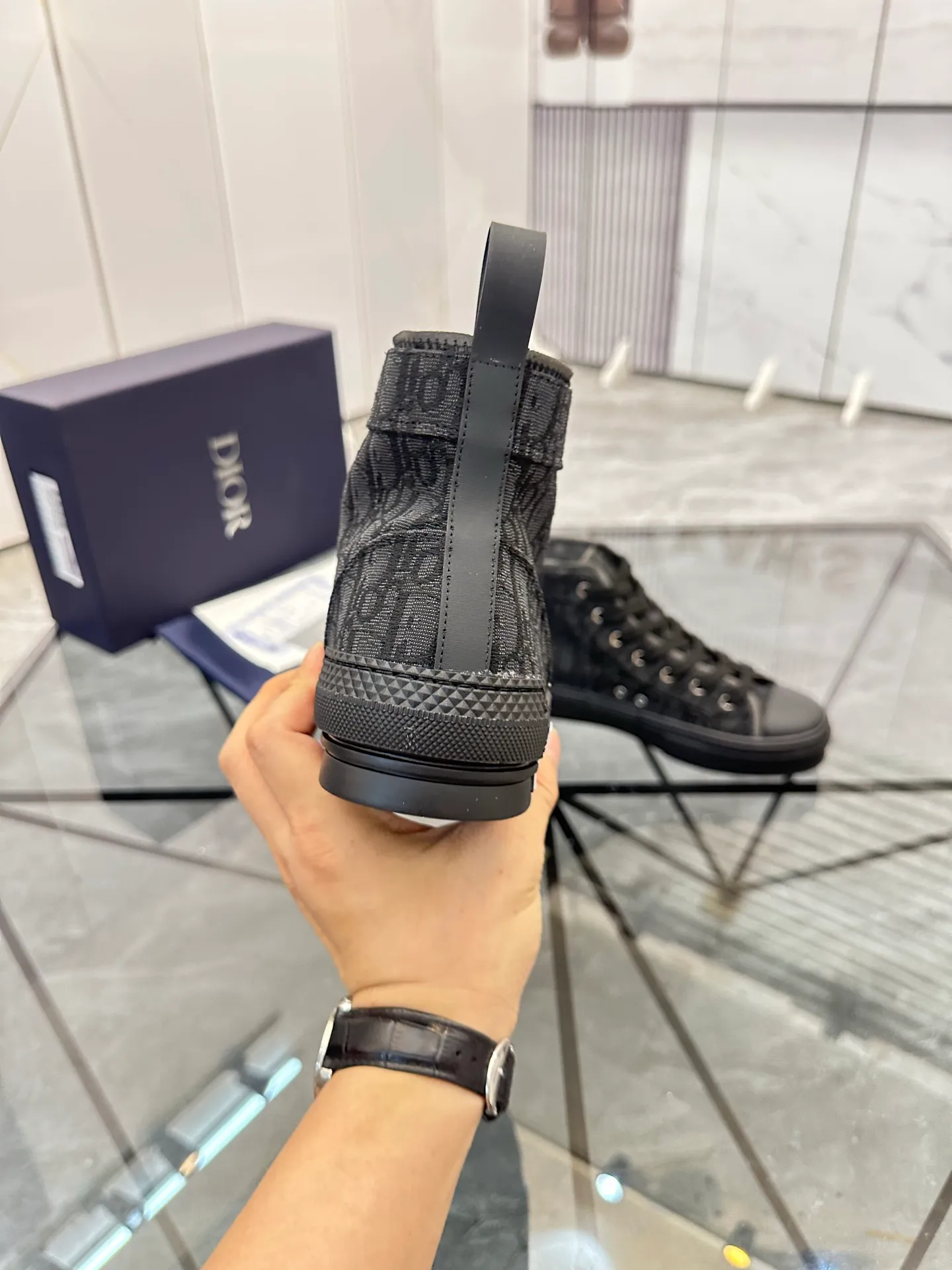 Selling men's shoes 💰: 💰P460¥ Product trademark: Dio* "Dior*" high-top casual shoes Regular size: 36-45 (can be customized to 46) Couple style B23 Product materials: Upper imported original fabric, breathable lining, original outsole. No.: 007